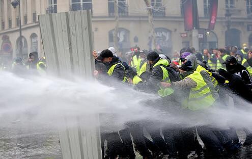 巴黎已成战场!38万人上街游行抗议 爆发骚乱（组图） - 2