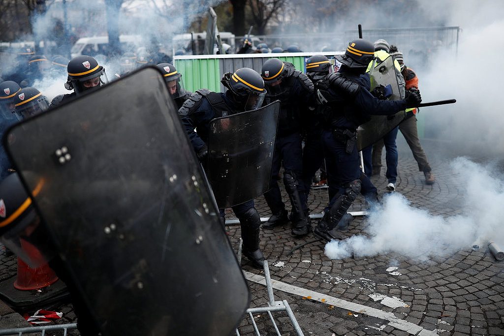 巴黎已成战场!38万人上街游行抗议 爆发骚乱（组图） - 10