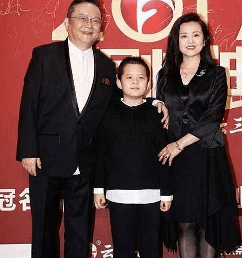 70岁王刚领10岁儿子走红毯，妻子惊艳全场，儿子跟外孙同岁！（组图） - 5