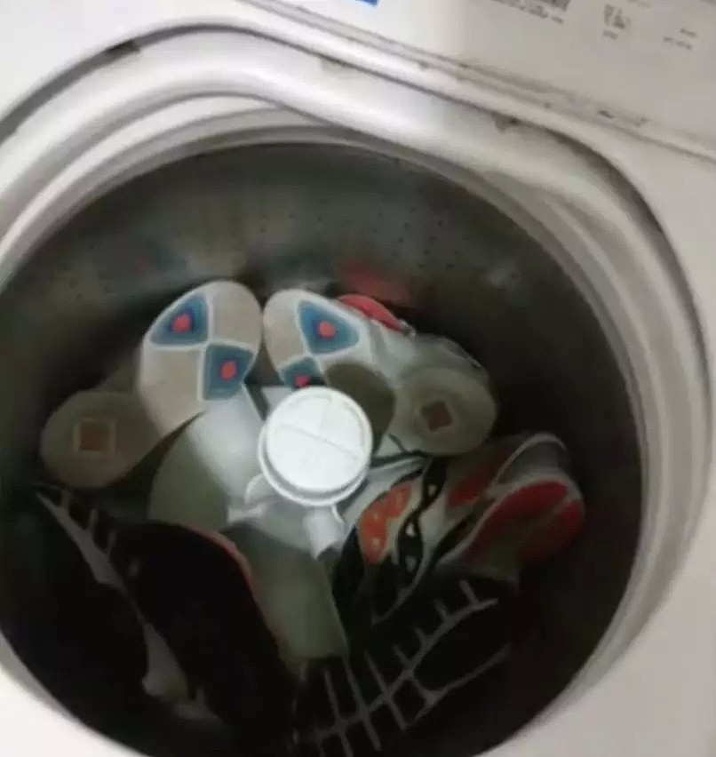 大学男生用公用洗衣机洗鞋，丢鞋后怒写告示遭同学群怼...（组图） - 1