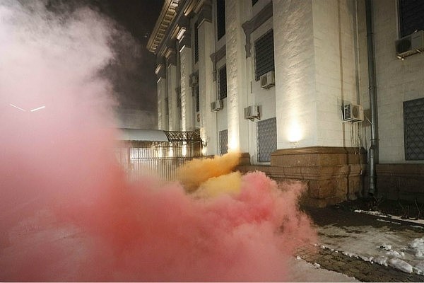 俄罗斯驻基辅使馆遭袭 抗议者投烟雾弹 场面混乱