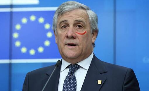 欧洲议会男议长演讲 突然拿出口红涂脸上…(图)
