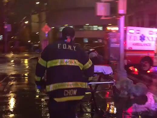 纽约曼哈顿华埠汽车冲撞人行道 致1死6伤含华人（图） - 1