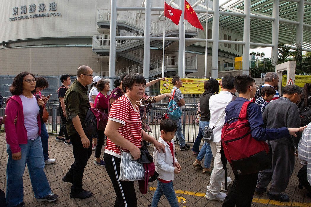 本月，香港郊区东涌的大陆游客。 那里的居民说，自从一座巨大的新桥开通以来，人已经多到让他们无法承受。