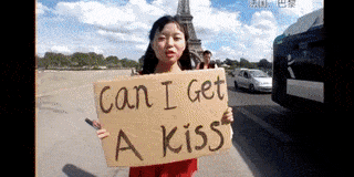 两个90后中国姑娘向100个陌生人索吻，“睡遍”全世界，却被...（组图） - 6