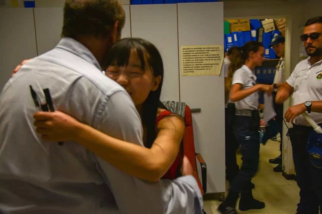 两个90后中国姑娘向100个陌生人索吻，“睡遍”全世界，却被...（组图） - 52