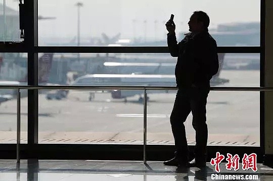 又有华人被警察押下飞机...航空从业者揭露，坐飞机千万别“任性”！（图） - 2