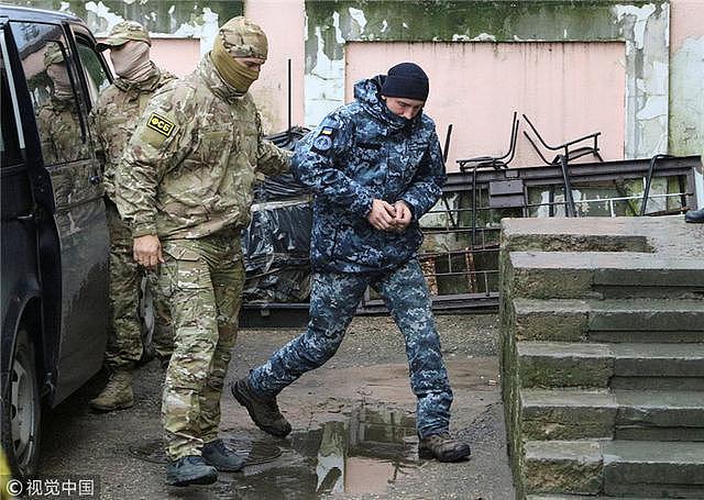 被扣留的24名乌克兰海军抵达当地法院接受审判