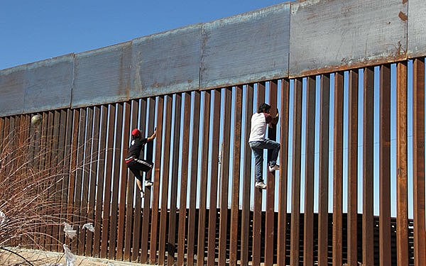 女子翻越边境墙被钢管刺穿两个孩子就在身边（组图） - 3