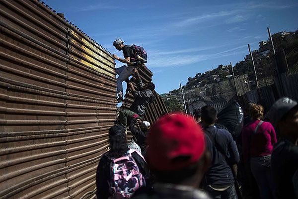 女子翻越边境墙被钢管刺穿两个孩子就在身边（组图） - 4