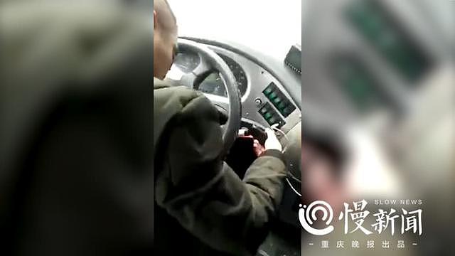 重庆一男子高速路上抢司机方向盘，四名乘客死死把他摁住！