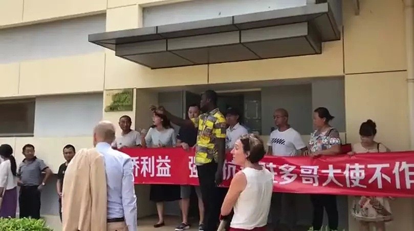 这些同胞海外遇事就跑到使馆闹，逼祖国“背锅”！（组图） - 1