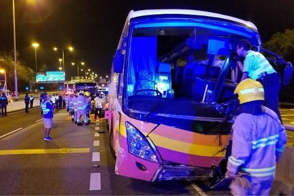 香港旅游大巴与出租车相撞致5人死亡 30余人受伤