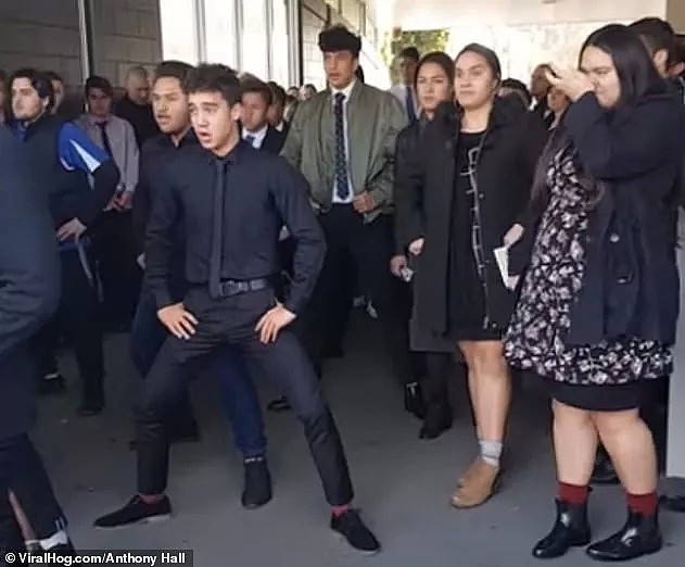 新西兰17岁少年自杀，葬礼上亲友这个举动上热搜！中国网友：不怕诈尸？（组图/视频） - 7