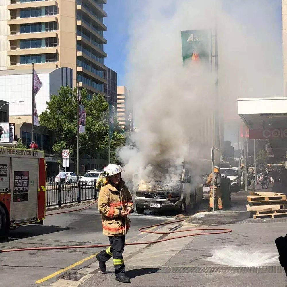 突发！阿德莱德唐人街汽车爆炸，浓烟滚滚！数小时前CBD一公寓刚失火！ - 3