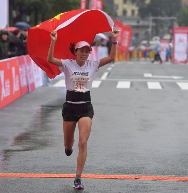 2018长沙马拉松，何引丽获得女子组第一名。 (取材自微博)

