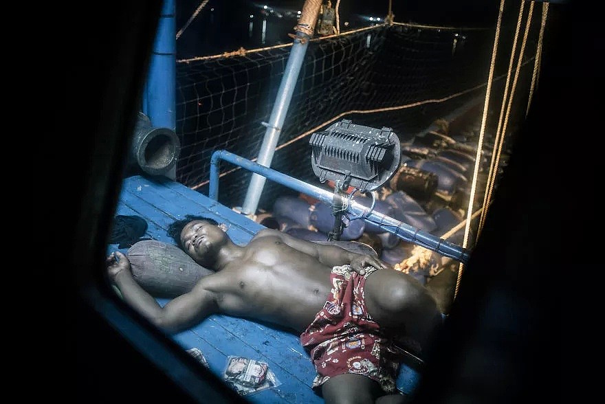 一个摄影师前往泰国，拍下了现代社会依然存在奴隶的真相（组图） - 26