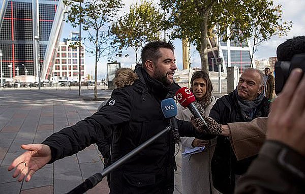 边用国旗擦鼻涕边调侃中国，西班牙喜剧演员遭警方起诉（视频/图） - 1