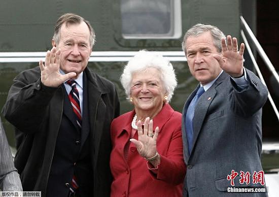 资料图：芭芭拉·布什（中）是美国历史上第二位既是美国总统妻子又是总统母亲的女性。她的丈夫乔治·H·W·布什（左）是美国第四十一任总统，她的儿子乔治·W·布什（右）是美国第四十三任总统。（资料图）