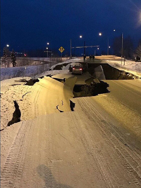 阿拉斯加强震画面曝光 道路塌陷触目惊心（组图） - 2