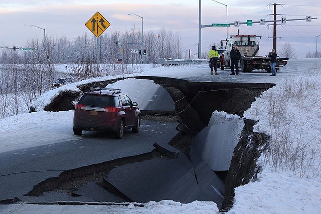 阿拉斯加强震画面曝光 道路塌陷触目惊心（组图） - 7