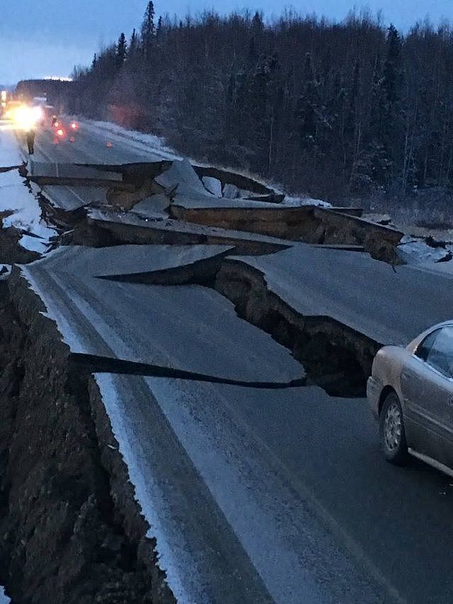 阿拉斯加强震画面曝光 道路塌陷触目惊心（组图） - 9