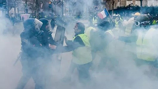 突发！巴黎爆发骚乱，7.5万人上街，香榭丽舍遍地狼藉成战场（组图） - 3