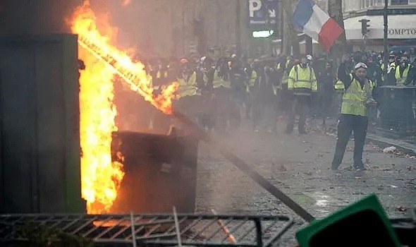 突发！巴黎爆发骚乱，7.5万人上街，香榭丽舍遍地狼藉成战场（组图） - 4