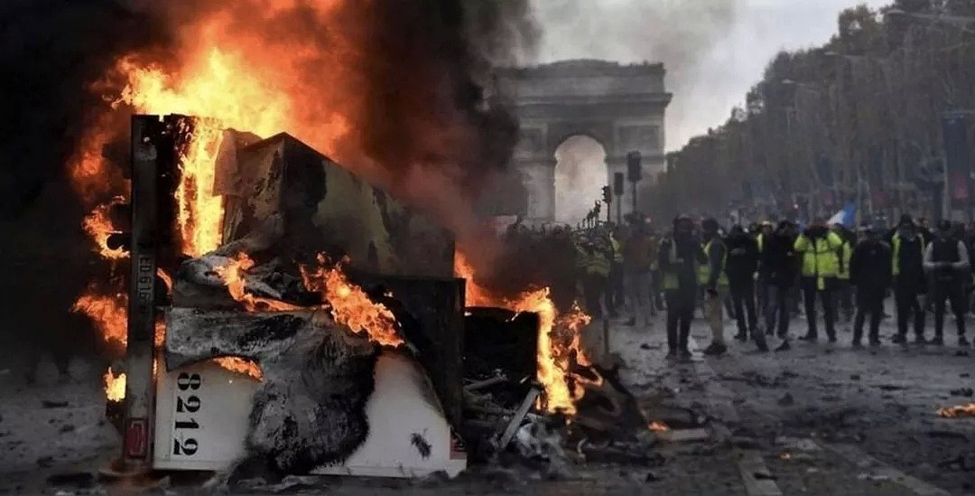 突发！巴黎爆发骚乱，7.5万人上街，香榭丽舍遍地狼藉成战场（组图） - 7