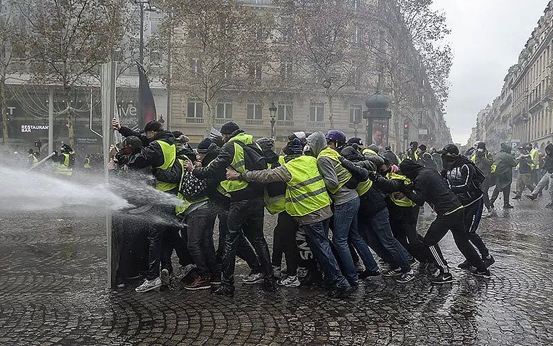突发！巴黎爆发骚乱，7.5万人上街，香榭丽舍遍地狼藉成战场（组图） - 9