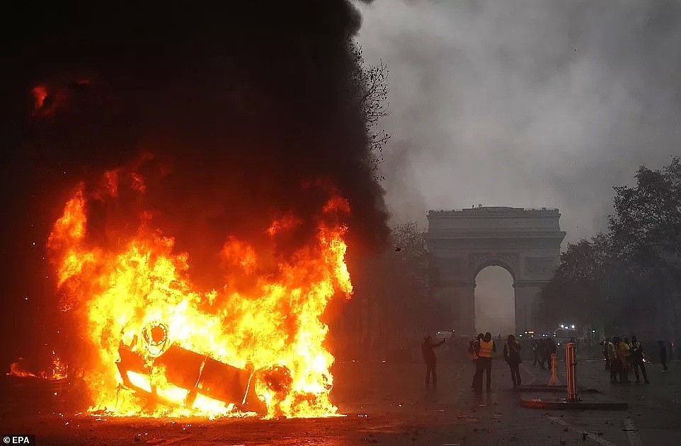 突发！巴黎爆发骚乱，7.5万人上街，香榭丽舍遍地狼藉成战场（组图） - 24