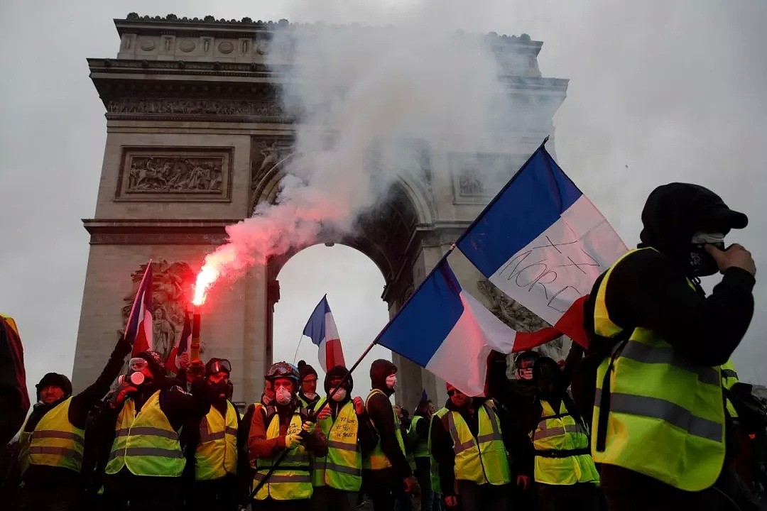 突发！巴黎爆发骚乱，7.5万人上街，香榭丽舍遍地狼藉成战场（组图） - 26