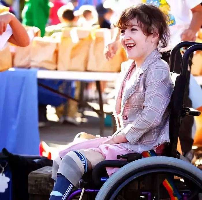 6岁前经历两次车祸的澳洲天使，一路艰辛牵动2400多万澳人的心！她用勇气和微笑鼓舞人心，更成为澳洲希望的象征（组图） - 1