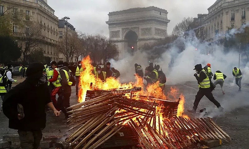 巴黎爆发50多年来罕见骚乱：汽车被烧、商店被砸抢…… - 1