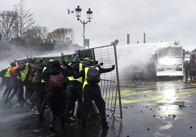 巴黎爆发50多年来罕见骚乱：汽车被烧、商店被砸抢…… - 3
