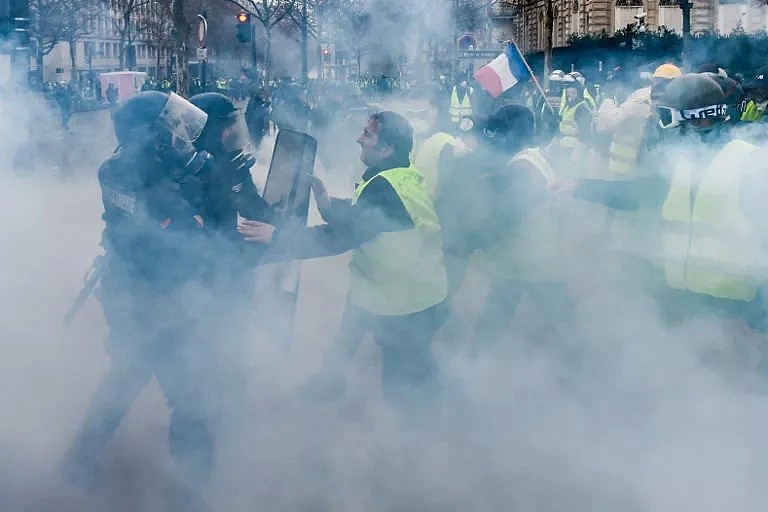 巴黎爆发50多年来罕见骚乱：汽车被烧、商店被砸抢…… - 4