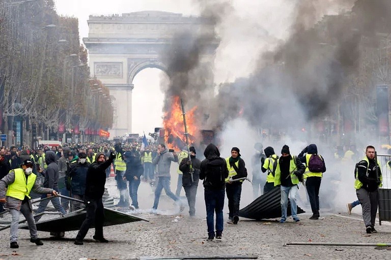 巴黎爆发50多年来罕见骚乱：汽车被烧、商店被砸抢…… - 5