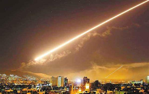 美国凌晨瞄准叙军控制区，发射多枚导弹造成严重损失，俄发出警告