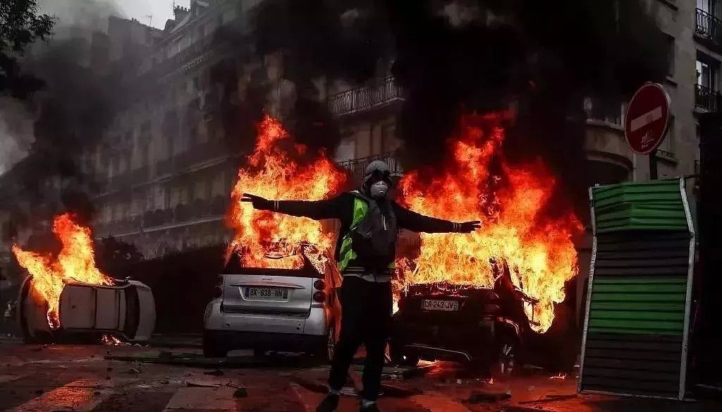 法国发生50年来最大暴乱，奢侈品店被抢砸，中国游客吓懵了，市中心面目全非！（组图） - 24