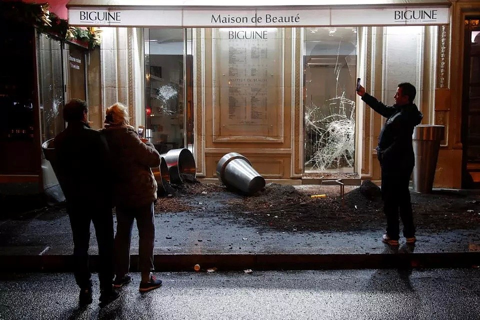 法国发生50年来最大暴乱，奢侈品店被抢砸，中国游客吓懵了，市中心面目全非！（组图） - 30