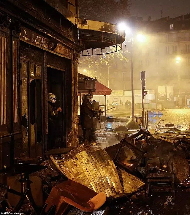 法国发生50年来最大暴乱，奢侈品店被抢砸，中国游客吓懵了，市中心面目全非！（组图） - 40