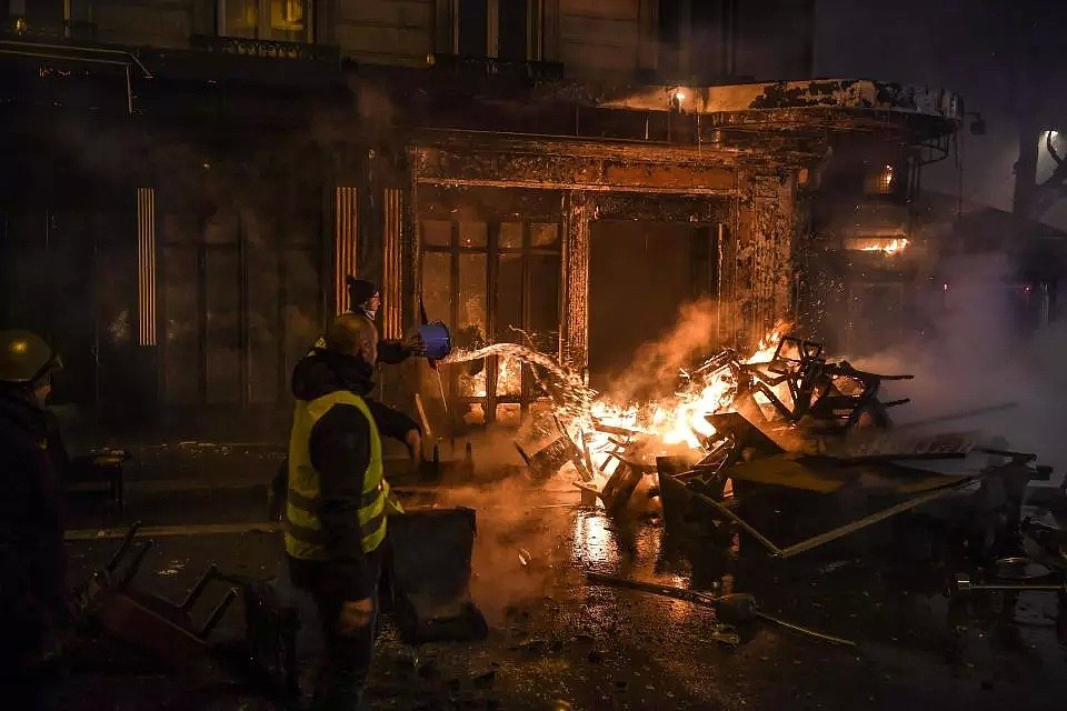 法国发生50年来最大暴乱，奢侈品店被抢砸，中国游客吓懵了，市中心面目全非！（组图） - 42