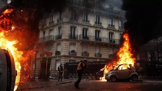法国发生50年来最大暴乱，奢侈品店被抢砸，中国游客吓懵了，市中心面目全非！（组图） - 49