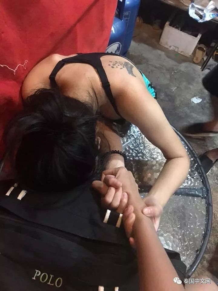 年轻女子在酒吧遭人下药 抱着桶狂喝冰水（组图） - 5