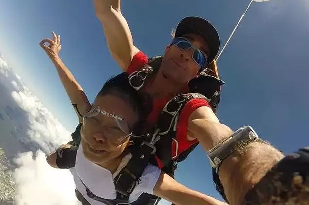 他把70岁患癌父亲“骗”到澳洲，从14000英尺高空飞跃而下，奇迹发生了··· - 27