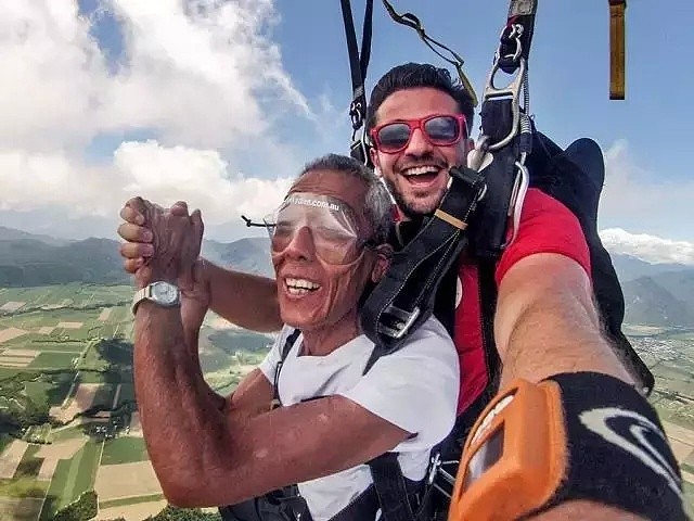他把70岁患癌父亲“骗”到澳洲，从14000英尺高空飞跃而下，奇迹发生了··· - 28