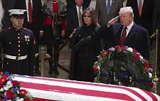 特朗普被“禁言”：布什家族不许他在葬礼上发言（图）