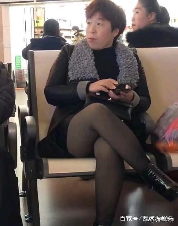 机场偶遇女版“黄渤”，小动作都一样，网友：简直一模一样！
