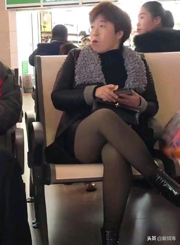 机场偶遇女版“黄渤”，小动作都一样，网友：简直一模一样！