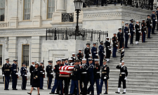 老布什的国葬：有欢笑有泪水 更有政治的恩恩怨怨（组图）